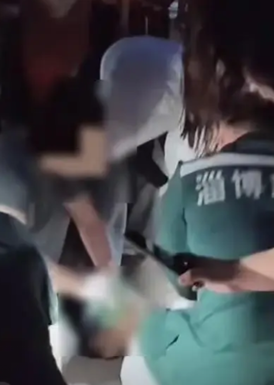 淄博人民公园发生1死1伤命案，
起因竟是打扑克牌纠纷！

网传视频显示，5月25