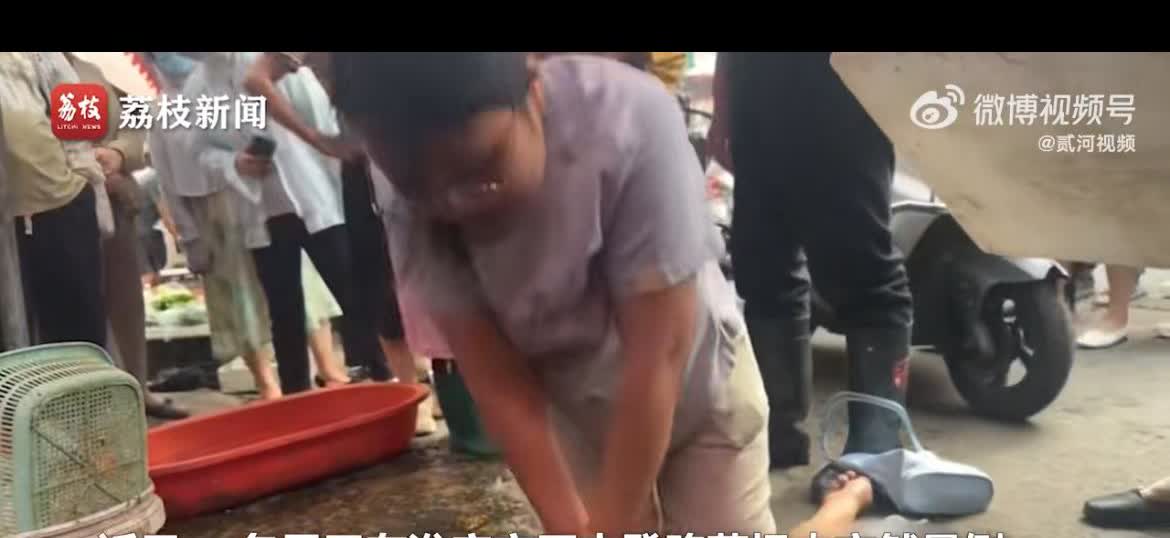 女药师菜场买菜，跪地按压救人一命。
吴女士休息日去菜市场买菜，路遇一堆人围观，