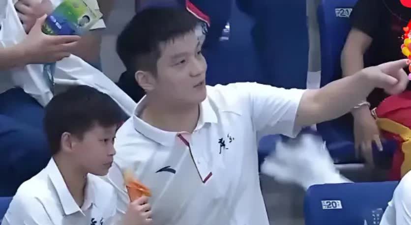 樊振东   暖心小驿站
全红婵陈梦两位公主，体育界的顶流，一定把樊振东的臂膀当