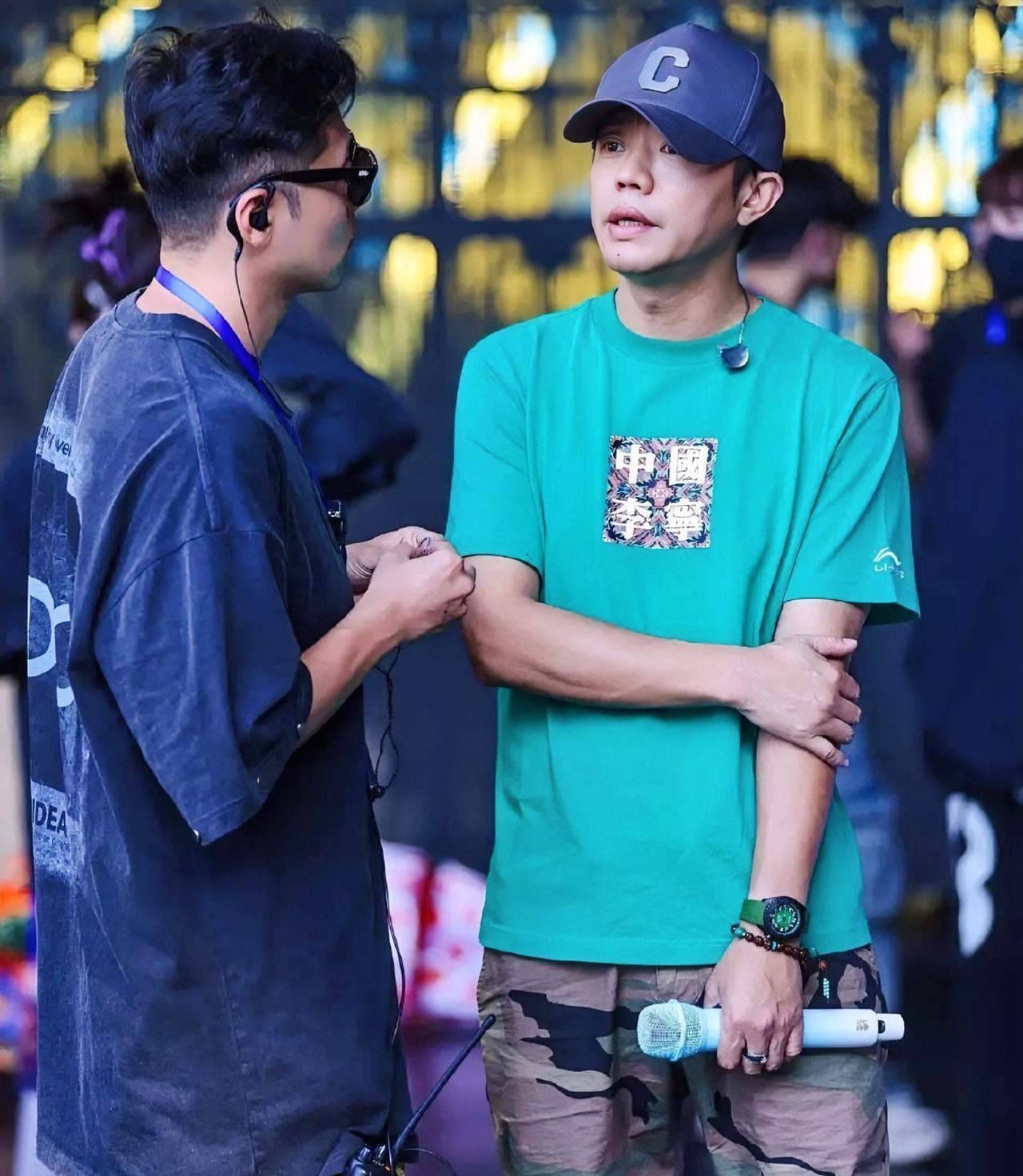 万万没想到，
曾毅也是火起来了
连戴一块手表都能够被放大出来做文章，原本曾毅好不