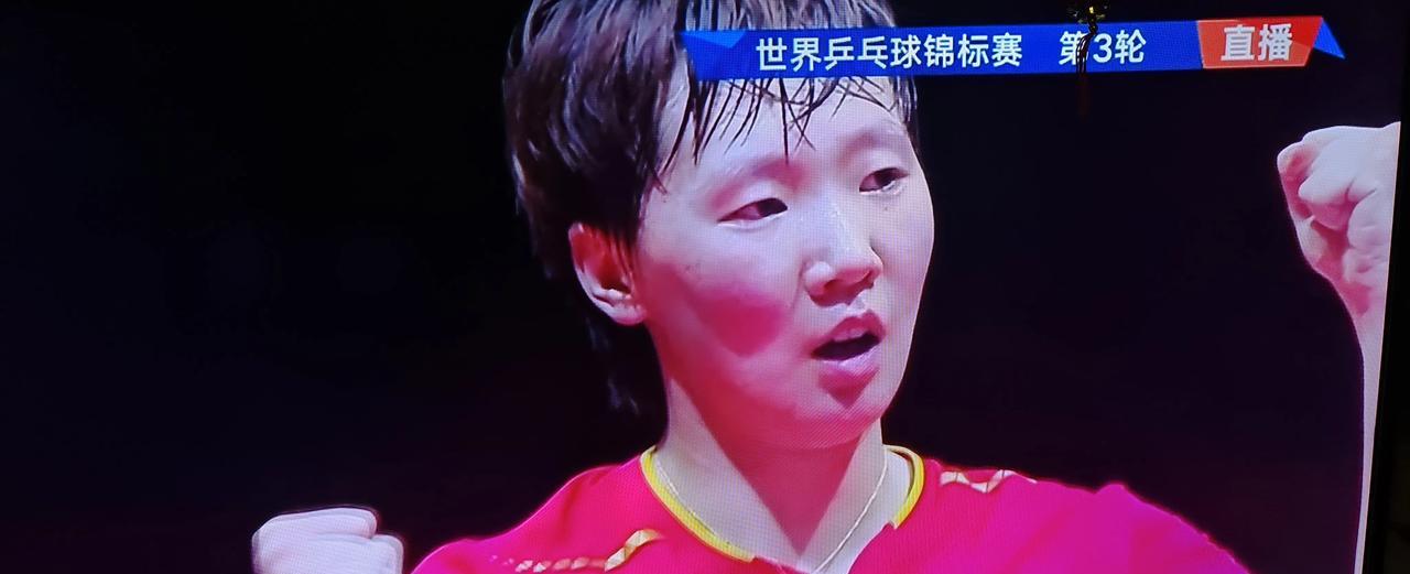王曼昱历经5局攻防消耗战，最终以4比1的比分战胜德国老将韩莹。今日的比赛打得极为