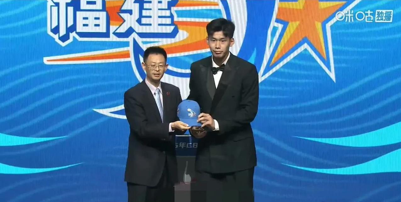 CBA 草台班子又现名场面，选秀大会念错榜眼名字
刚刚结束的 CBA 选秀大会，