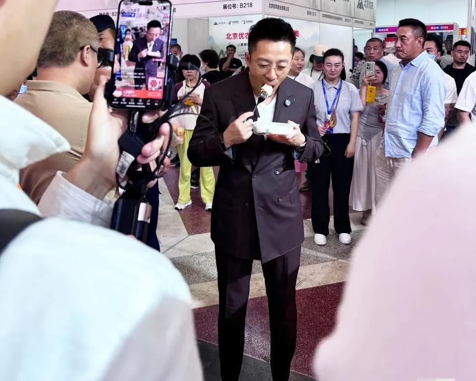 汪小菲现身北京展览馆，没想到他现在这么受欢迎！有好多人和他合影，可以说他在企业家