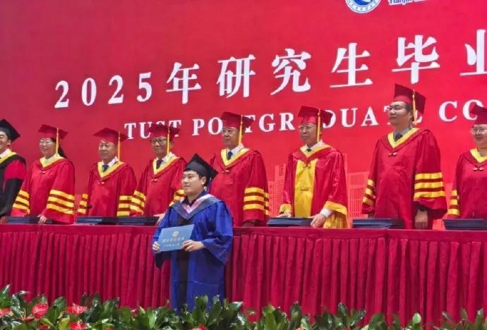 今天的大胖是学霸梁靖崑
自从去年中国大满贯后，梁靖崑仿佛打通了任督二脉，曾经的梁