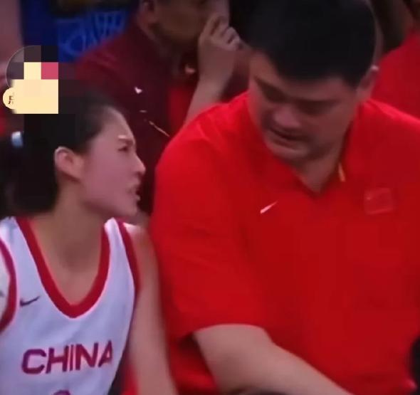 4亿砸进去，被骂7年
这钱不是广告，是姚明的工资+股票+代言，全部掏给青训、裁判