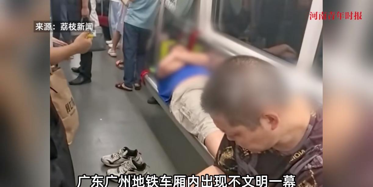 “必须严惩！”7月8日，广东广州，一男子在地铁车厢里直接躺在座位上，霸占了四五个