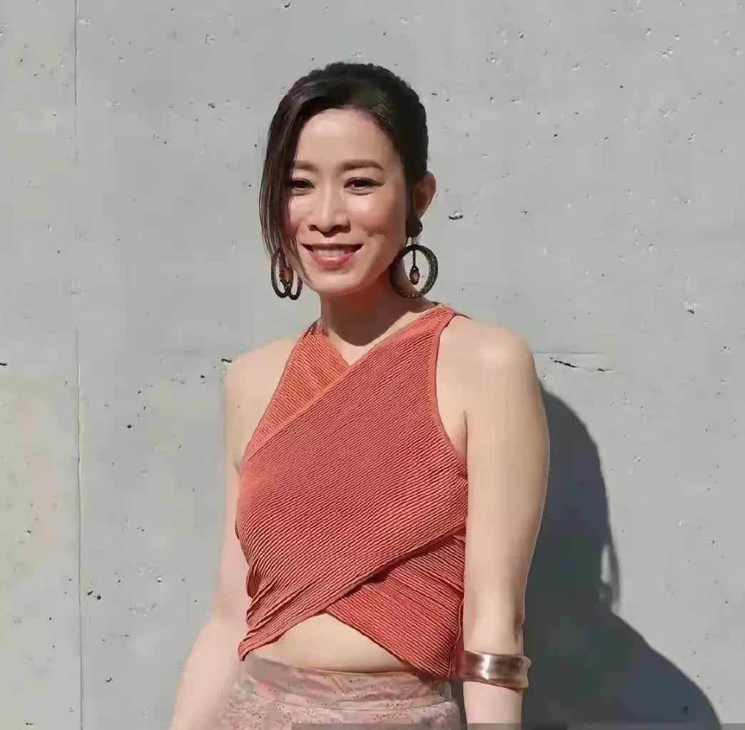 她老了，身材也痈肿了，肚子上全是赘肉，也成大妈了，佘诗曼可以说是香港娱乐圈中的当
