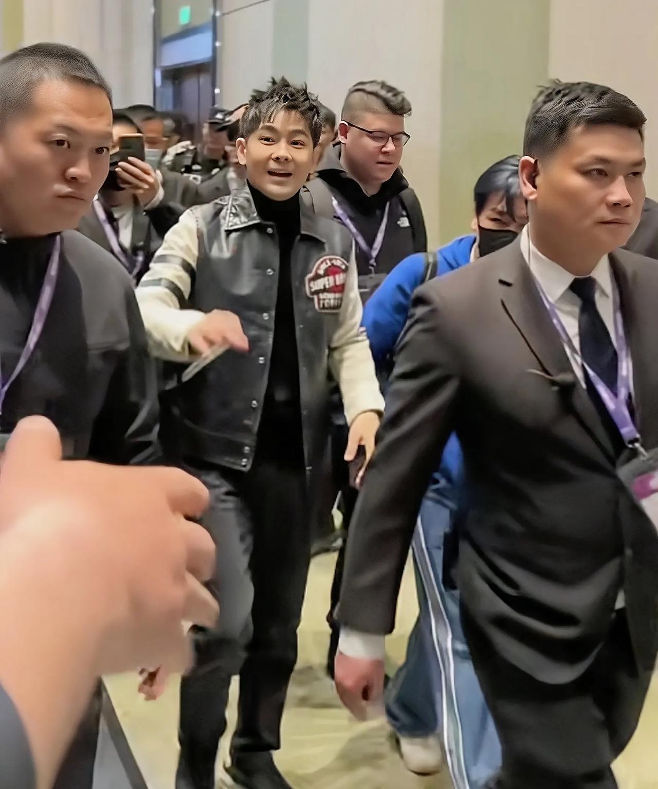 林志颖最新活动路透，不老男神风采依旧，脸部受过伤但能恢复很好，真是老天眷顾，期待