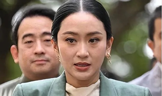 佩通坦丢官，意外收回失地











啥？佩通坦总理下台了？这消息简直