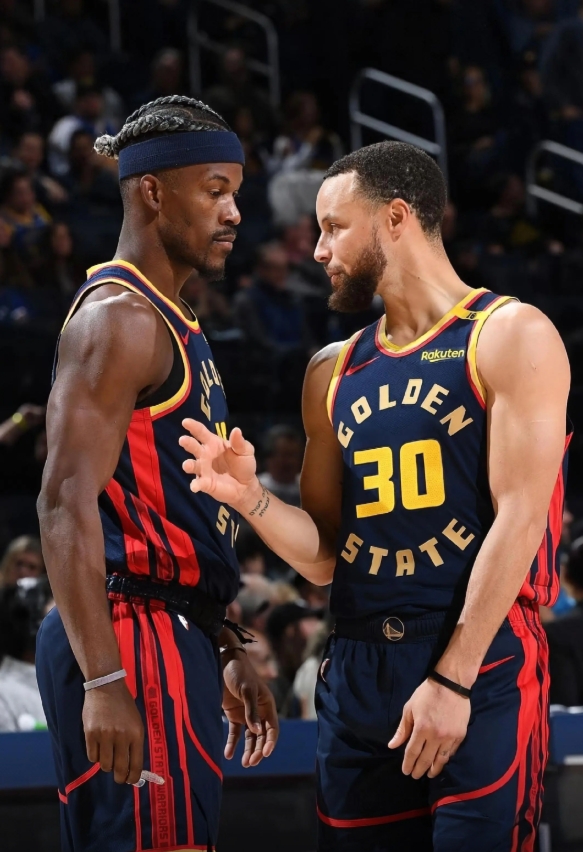 很难想象真库里球迷会不喜欢巴特勒
没看见老巴一直在帮库里，甘心当副手吗？上赛季的