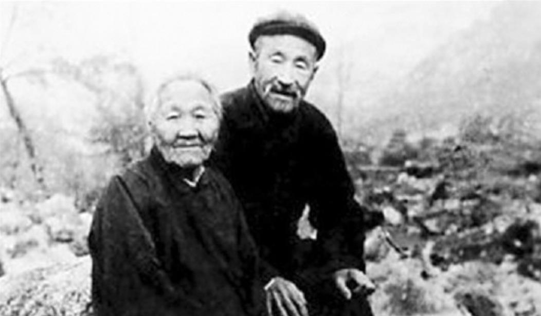 1956年，山东沂水桃棵子村，这天来了一位卖酒的汉子，行迹有点奇怪，有来买酒的他
