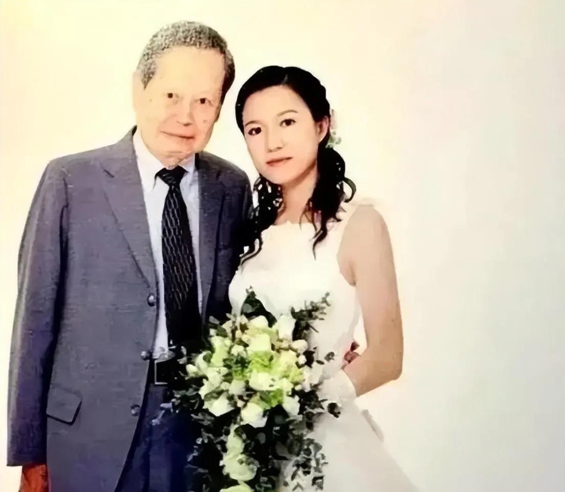 2004年，翁风和杨振宁的婚纱照。翁帆穿着洁白的婚纱，气质优雅，端庄美丽。杨振宁