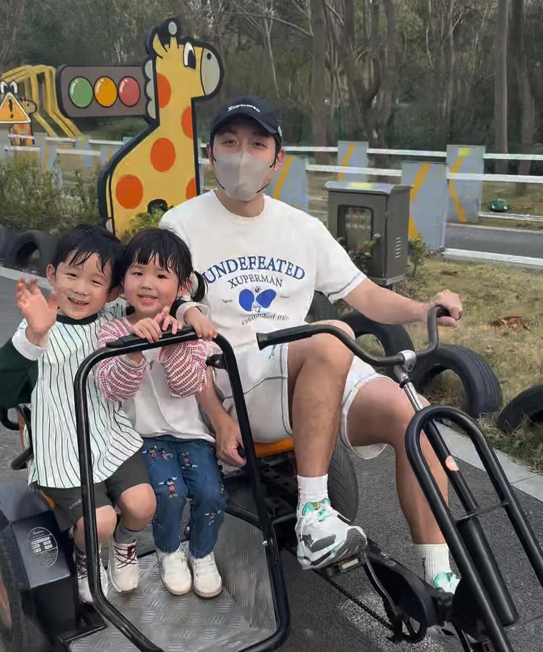 许昕周末带娃，人生赢家！
赢麻了，一儿一女，哥哥妹妹，妻子很享受一家四口的快乐，