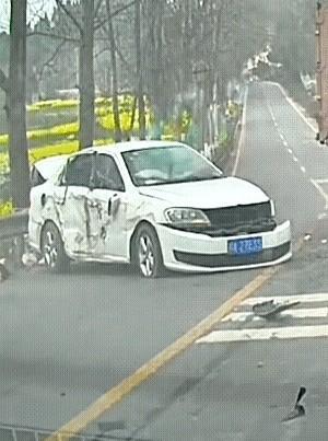 白车硬挤大货车，车头瞬间瘪成铁饼。
画面里那辆白轿车像条灵活的小鱼，贴着大货车右