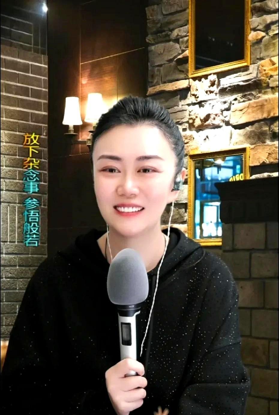 两位主播的默契程度堪称玄学！
孙嫄和二饼3月6日直播虽未连麦互动，却不约而同开启