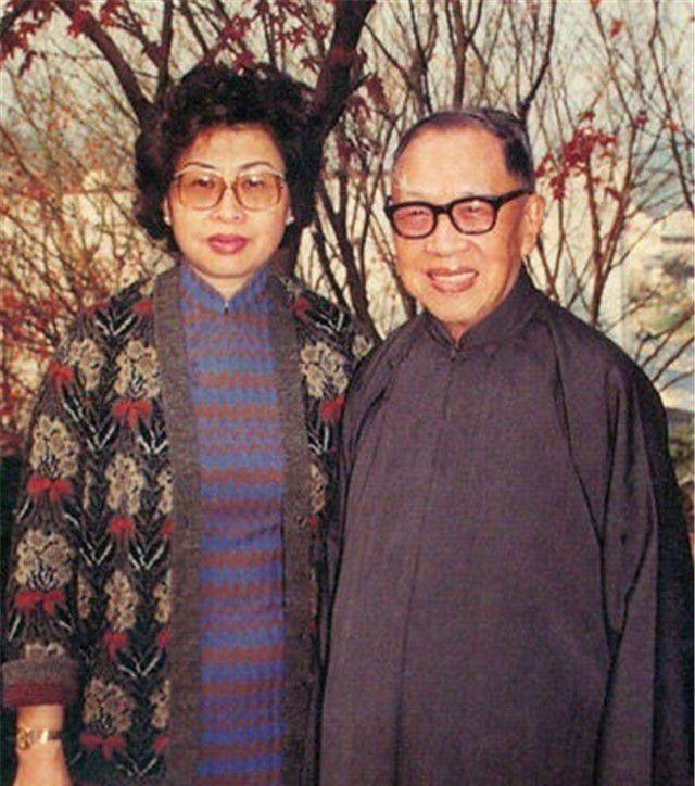 1956年，香港知名大学校长钱穆，61岁时三婚迎娶27岁美女胡美琦。洞房夜，他含