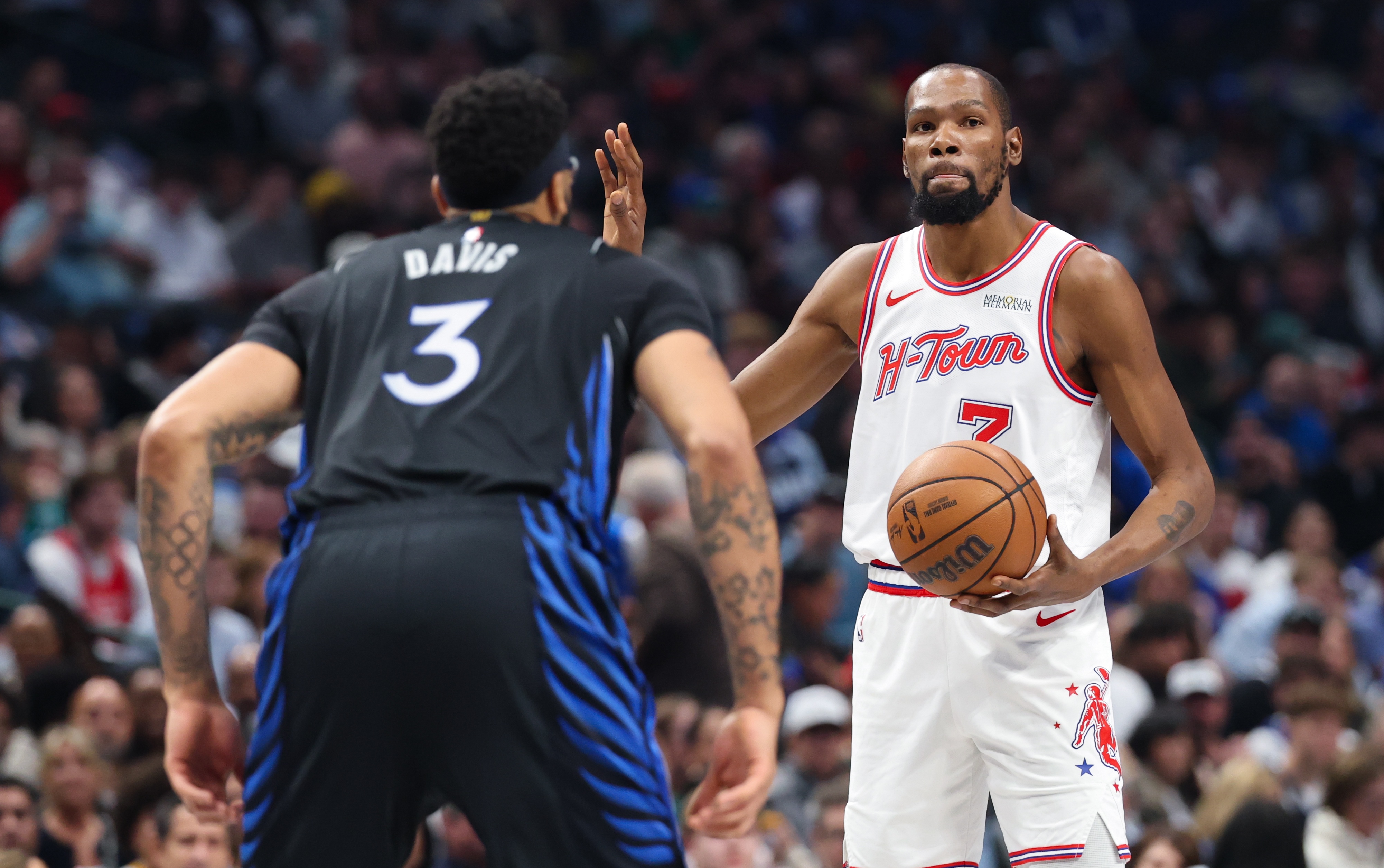 北京时间1月5号，火箭队前一场不敌独行侠队，申京意外受伤，他只打了1分钟就因伤退