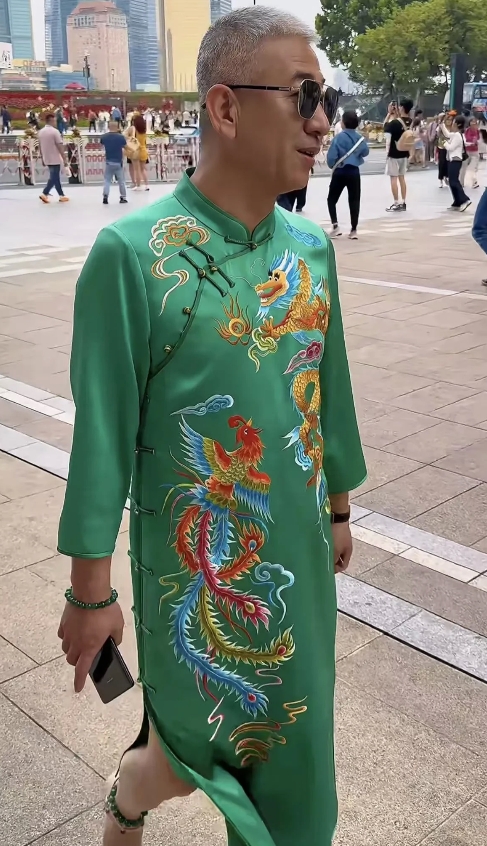 上海和平饭店最近挺热门，有人天天身着旗袍去那吃饭，还被游客拍到了。
前两天听朋友