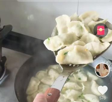 田静今天把大威吃饺子的样子给拍了个全景！  
田静一直喊郭威大威，以前是叫威威。