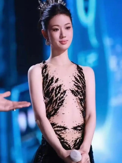 单依纯出道多年，才24岁，她身材好、唱歌好听、脸长得也高级，真是老天爷硬给喂饭，