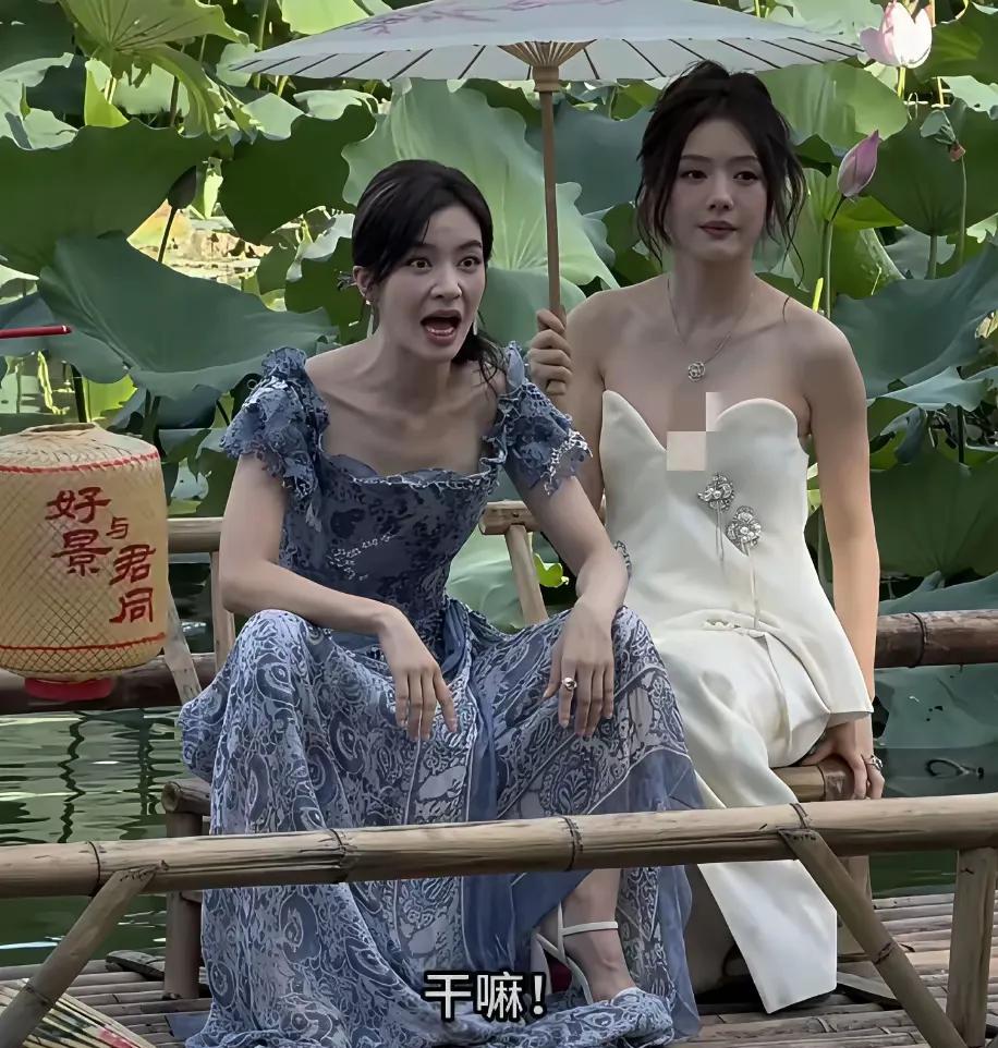 李晟绝对是当下娱乐圈里最接地气的女明星！
一身青花瓷长裙的李晟，坐下时，直接双腿