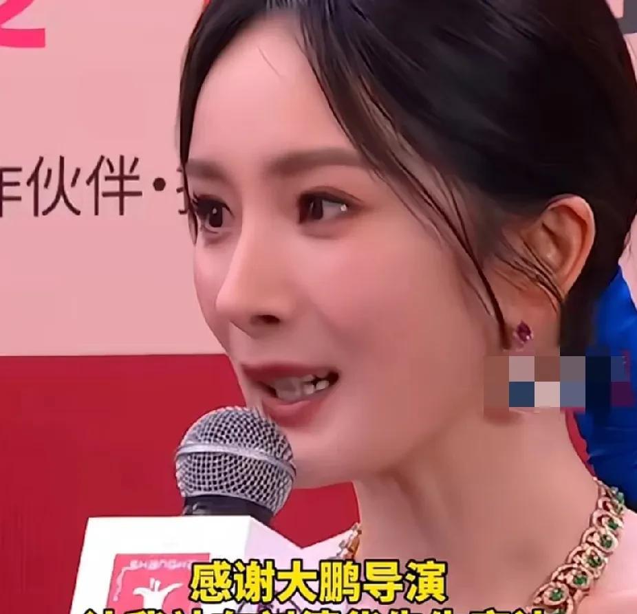 #杨幂# 电影《长安的荔枝》剧组亮相第27届上海国际电影节开幕红毯。
杨幂高情商