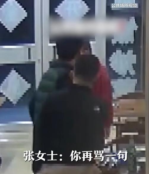 山东淄博，饭店女老板被醉酒男顾客3次挥拳殴打，情急之下，女老板摸到一酒瓶还击，警