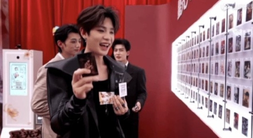 采访结束后话筒还在他手里，黄明昊一脸无奈四处求助，小奶音喊主持人姐姐，太可爱了，