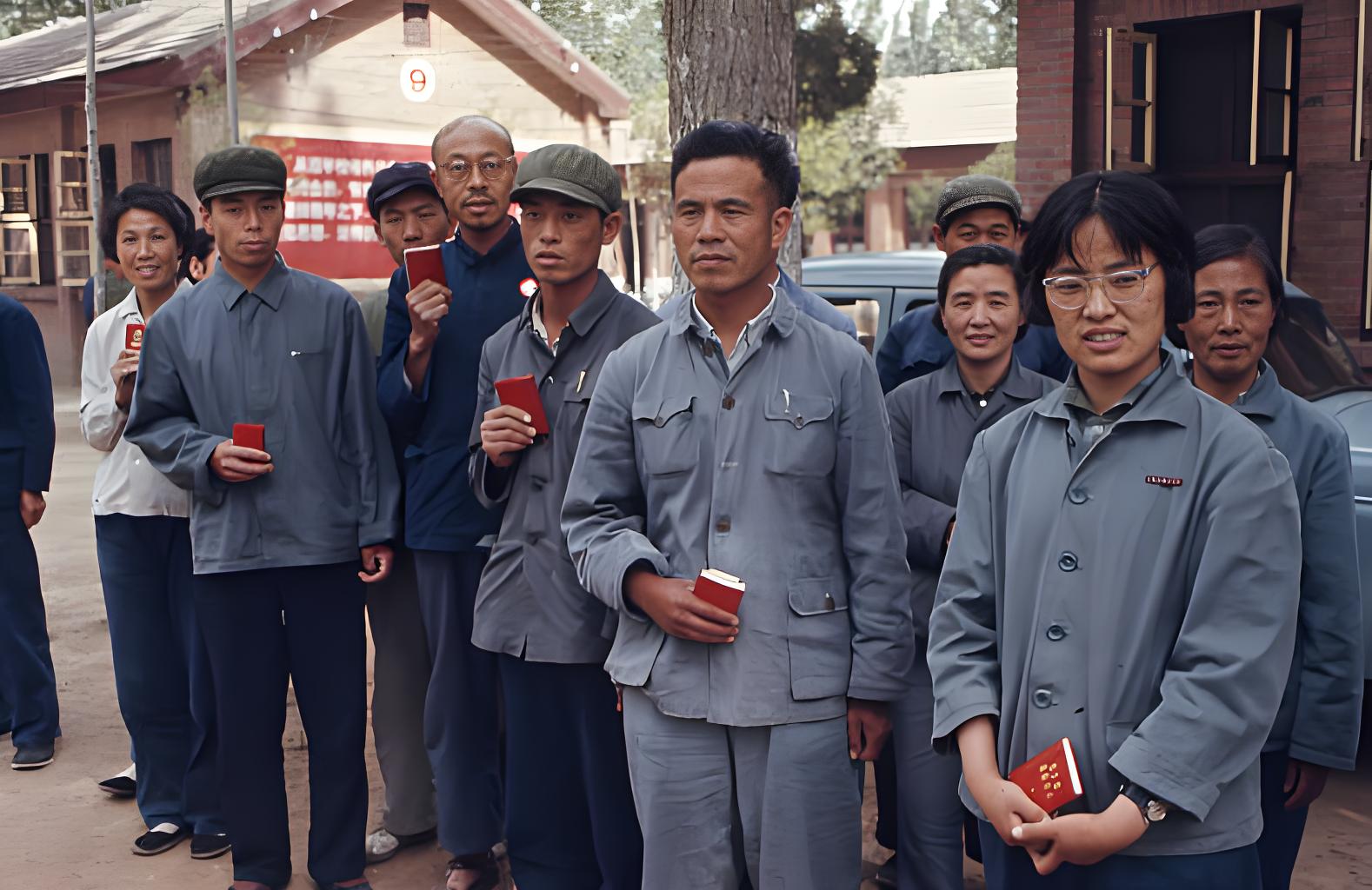 这张照片拍摄于1971年1月1日，展现了一群北京工人的形象。他们身着朴素的工装，