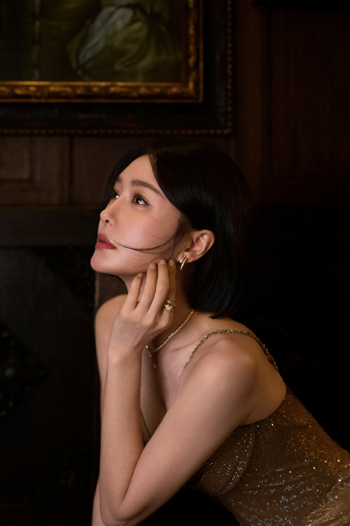 鎏金碎钻吊带长裙写真尽显雍容华贵