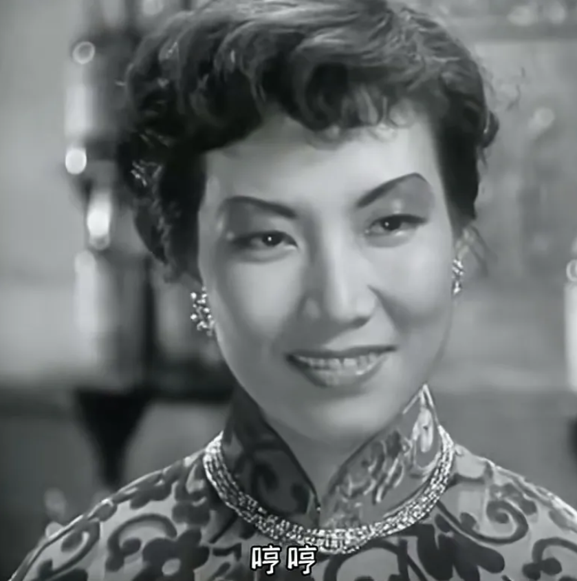 《长虹号起义》她珠光宝气，心思缜密，是舰队司令的