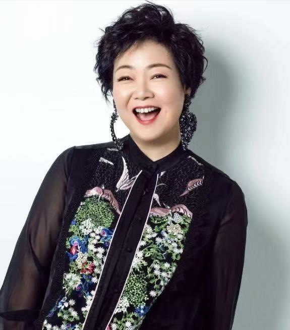 1991年，萨日娜为能分到11平米房子，258元彩礼就嫁给同学潘军。婚后她被嫌弃