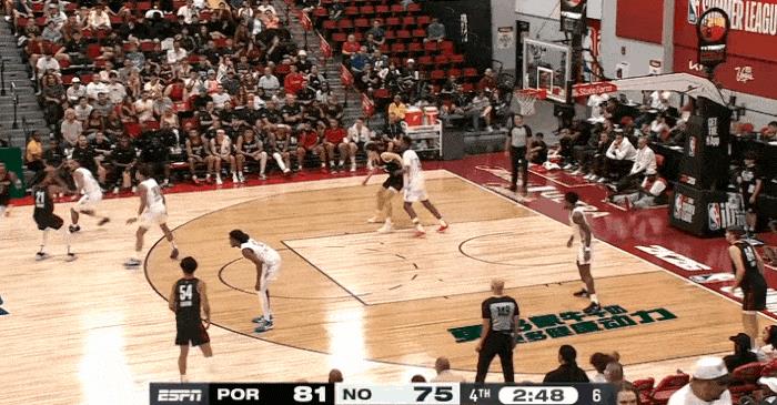 NBA情报局7月16日讯   开拓者与鹈鹕的夏联较量打到第四节，中国内线杨瀚森持