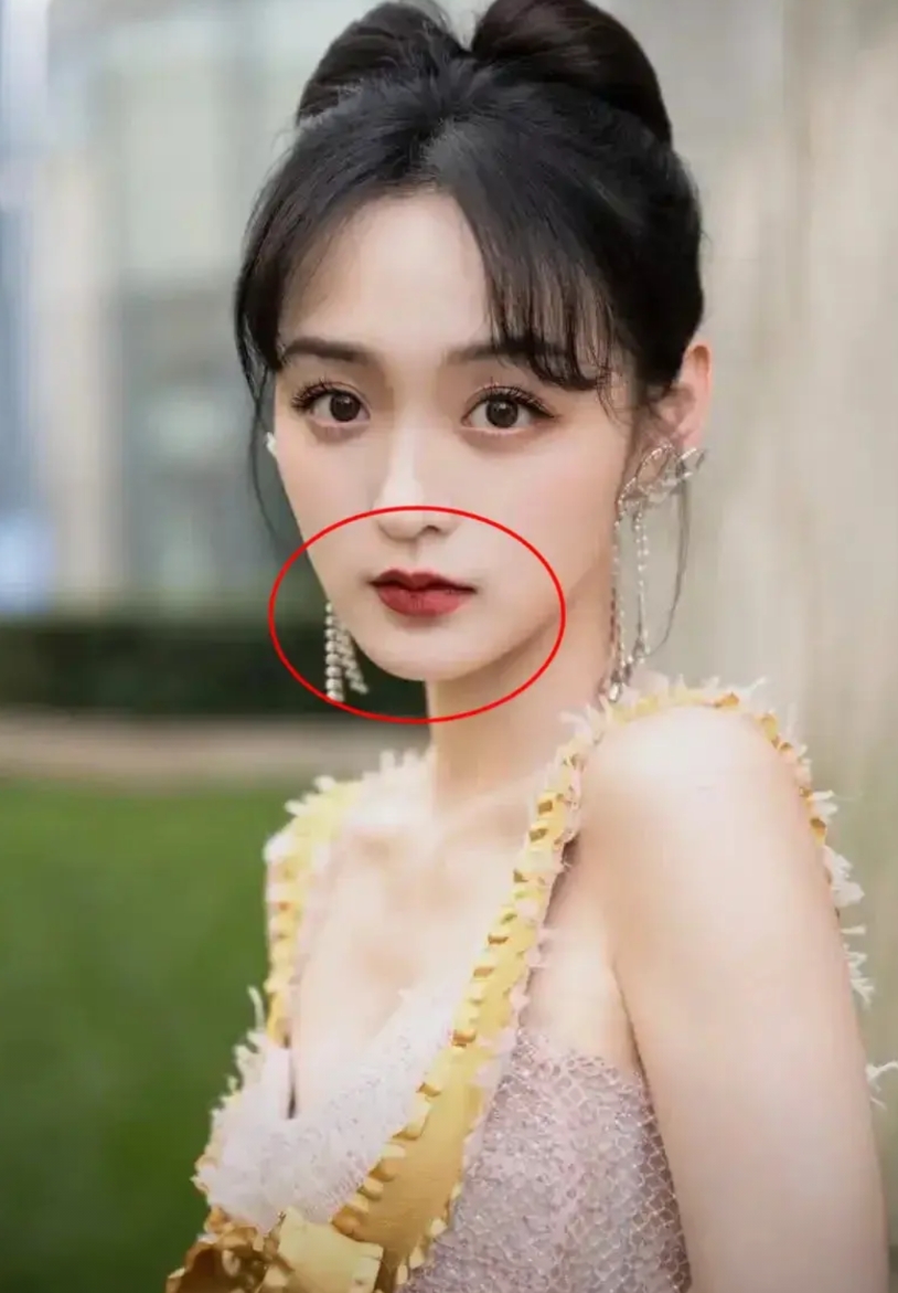 “雁回时”里庄语山的扮演者何泓姗，她从出道起就不拍吻戏。

不是因为她清高，也不