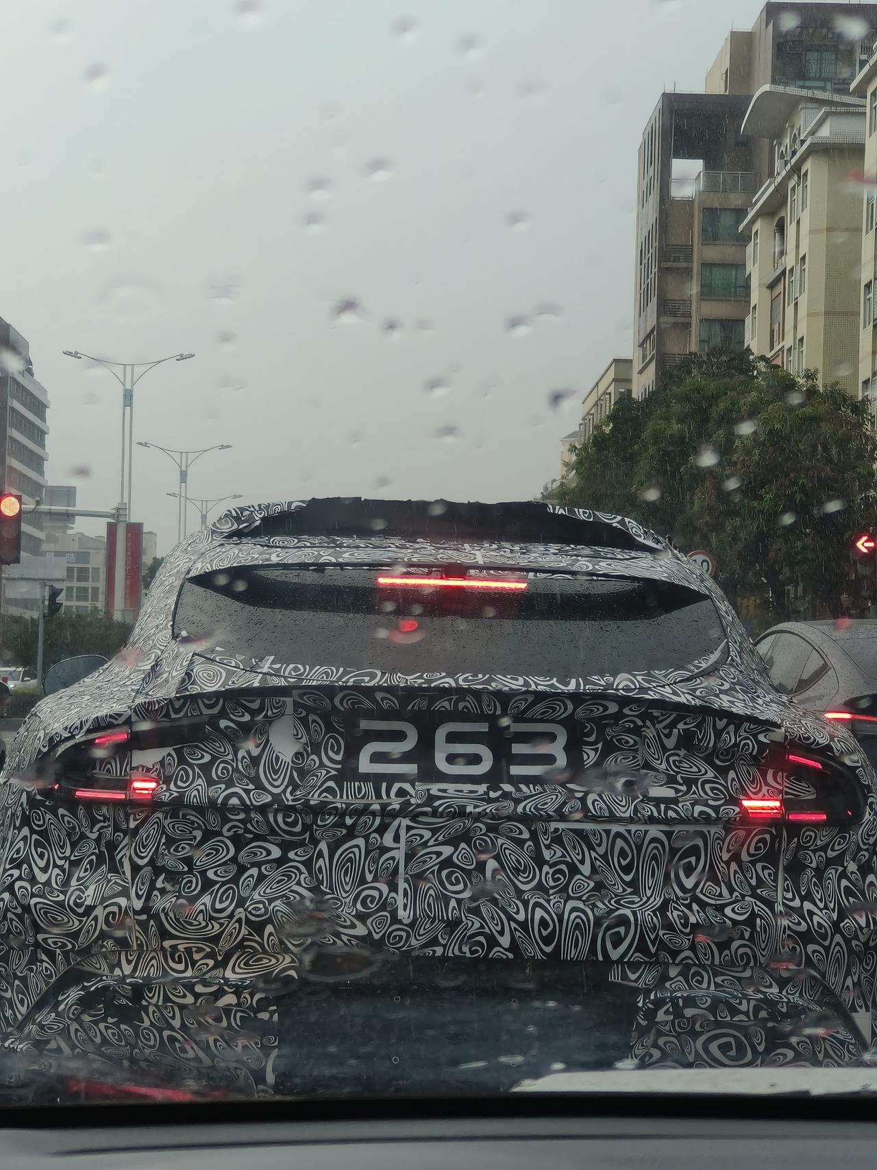 拍到了小米yu7试验车