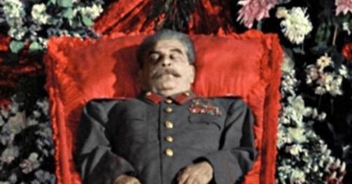 1943年，赫鲁晓夫之子被判枪决，他两次向斯大林下跪求情，却未能救子。



1