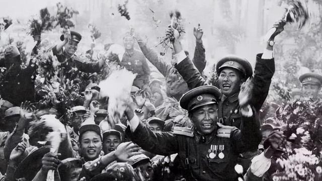 1949年冬天，台湾海峡的风比往年更冷。海浪翻滚着，把一艘又一艘船推上岸。那是蒋