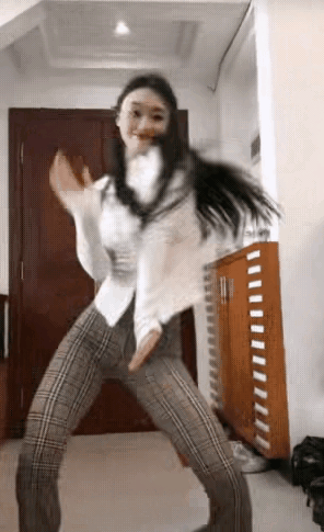 女子相亲回到家中，情绪失控疯了。

今天美女去相亲。她找了一个情投意合的男子，他