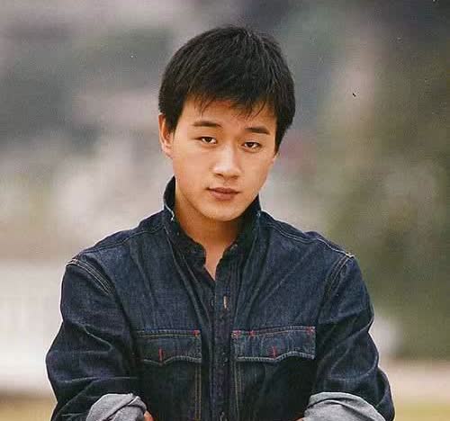 1985年，佟大为的父亲遭遇车祸成为了植物人，为了唤醒父亲，佟大为买了30根针，