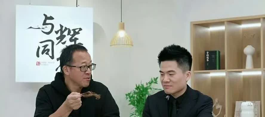还是网友看得透！

有人问：董宇辉在最新采访中为什么又重提和俞敏洪的关系？
