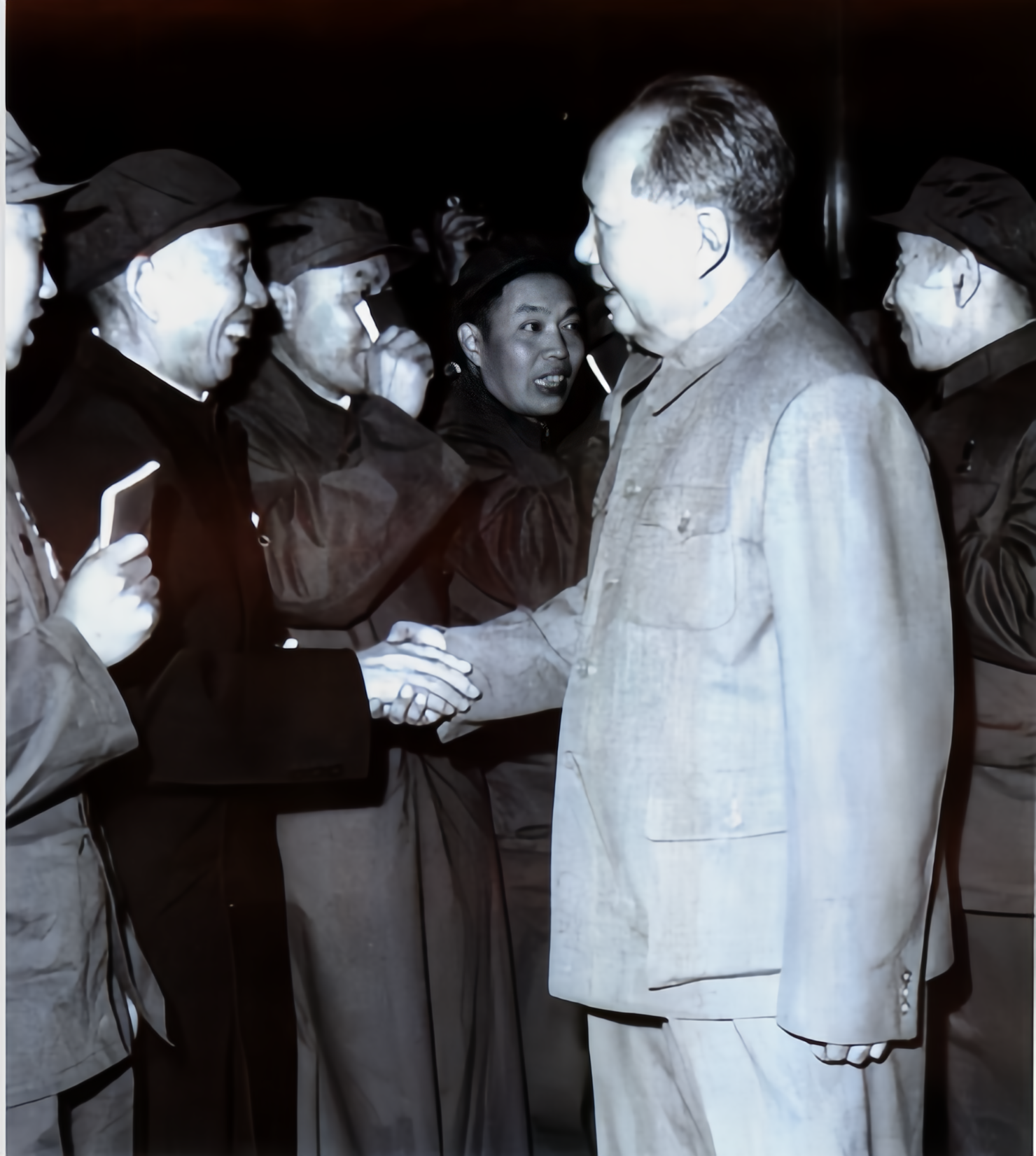 1952年，中央开会批判了王震在新疆工作中的错误。刘少奇批评了以王震为首的新疆分