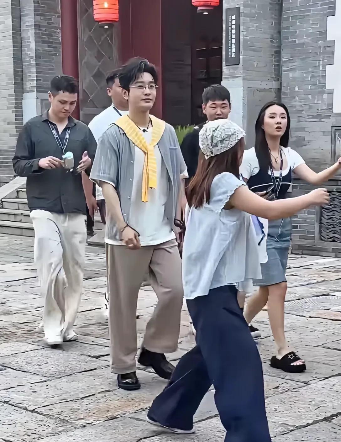 47岁黄晓明这状态，清新而不油腻，太帅了啊
近日，黄晓明现身古北水镇，他戴着透明