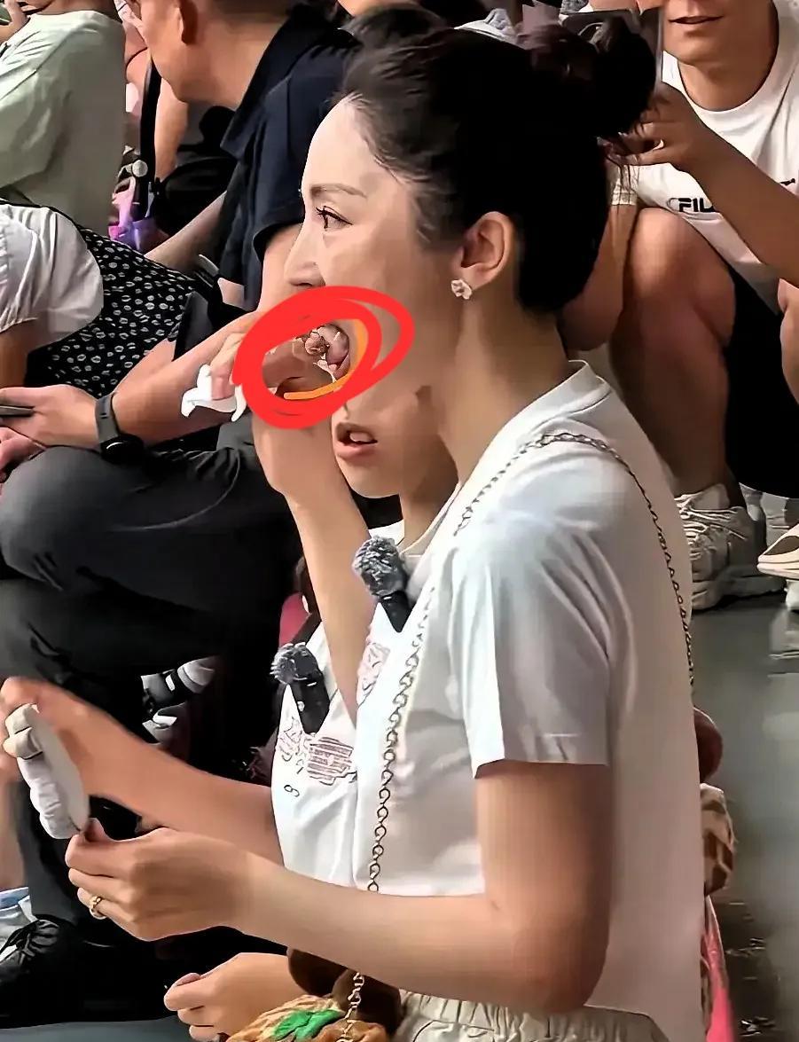 董璇46了，二婚选了张维伊也还行，据说还要生二胎。
现在居然被发现还打的舌钉？