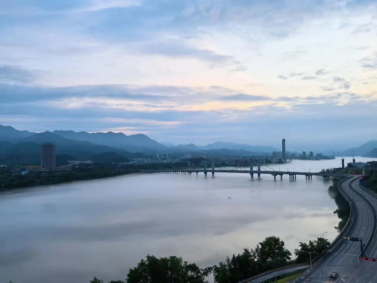今天叫师傅来家中阳台装一窗铝合金门，通风透气，方便狗狗凉快。
我问师傅生意怎么样