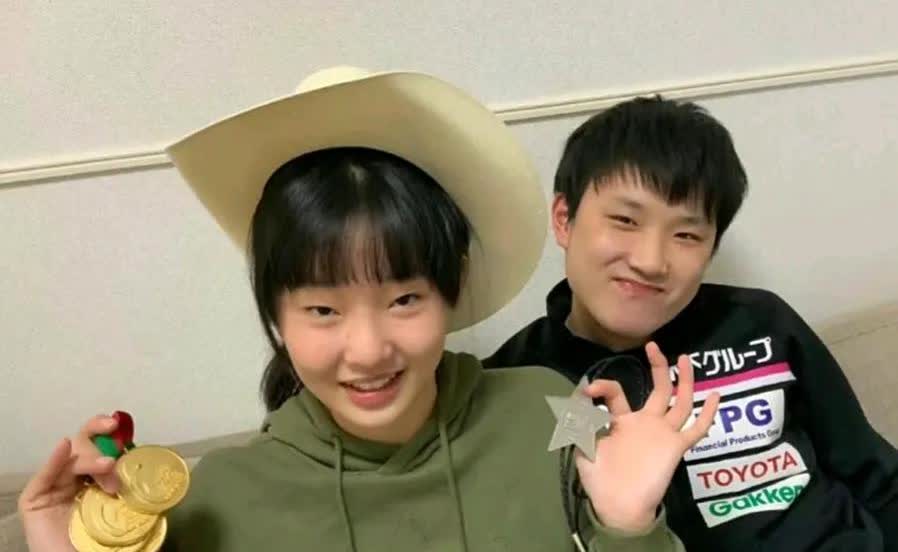 反正张本两兄妹在世乒赛以后就破防了，本来以为自己是日本的一哥一姐，结果世乒赛什么
