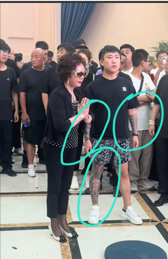 纹身+大短裤抢镜杨少华葬礼！这俩小伙身份穿帮，杨少华老爷子葬礼上，槽点真是一波接