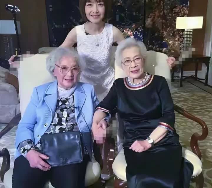 老位老艺术家95岁的秦怡与92岁的王丹凤在上海花园饭店重逢并共同参与《鲁豫有约》