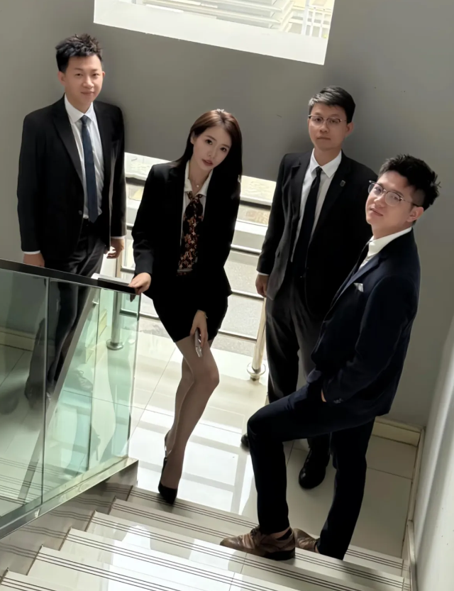 一眼就看出来有两个人是情侣