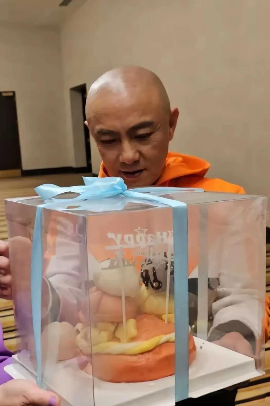 张卫健都60岁了，果然光头不显老，张卫健自从演西游记后仕途一直不温不火，但是曾经