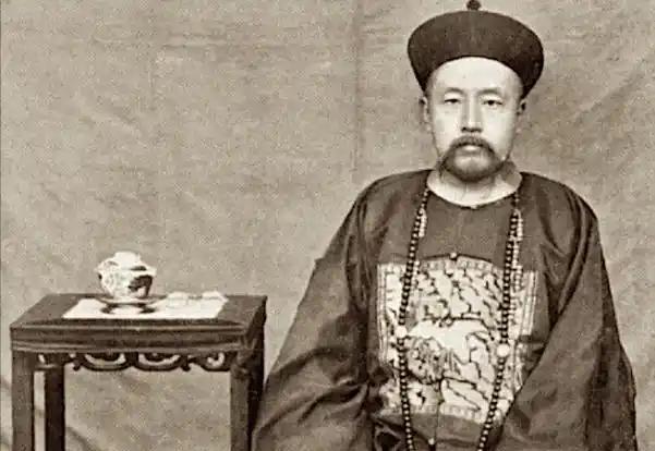 1925年，苏州潘家老宅灯火昏暗，潘祖年躺在床上，脸色蜡黄，他招手让下人都出去，